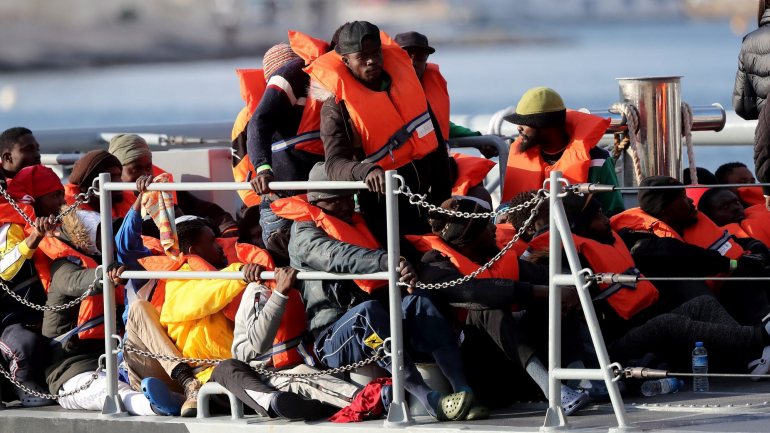 Dois barcos de ONGs internacionais queriam chegar a Lampedusa, que consideram ser o porto mais seguro, mas Itália não deixou