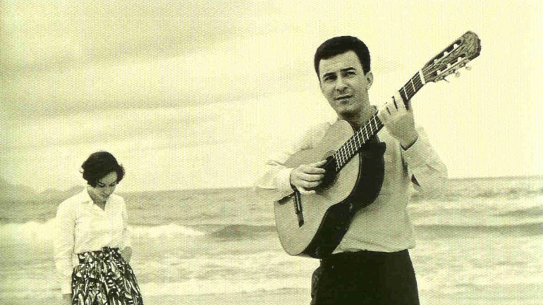 João Gilberto na juventude, acompanhado pelo violão que o iria acompanhar ao longo da carreira musical