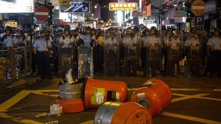 Vários milhares de manifestantes invadiram o distrito comercial de Mong Kok e bloquearam algumas ruas da cidade