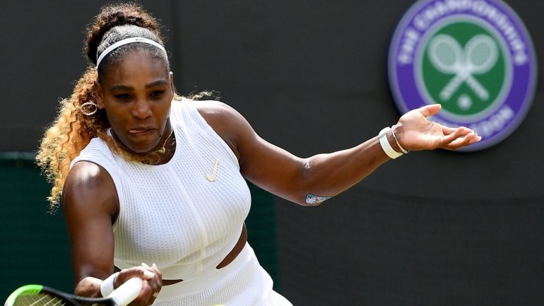 Serena Williams em torneio londrino de Wimbledon, nesta segunda-feira