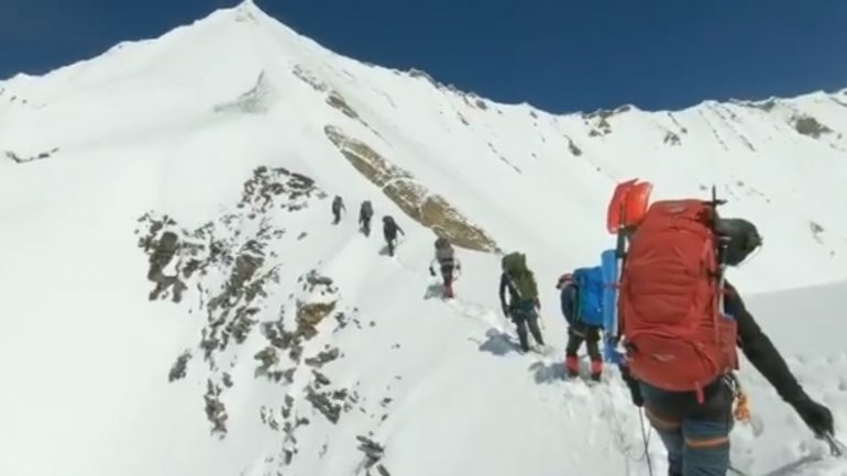 É possível ver no vídeo divulgado pela guarda fronteiriça indo-tibetana o grupo de oito montanhistas a deslocar-se num cume remoto da segunda montanha mais alta da Índia