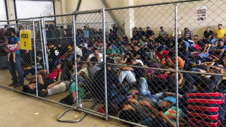 Migrantes ilegais mexicanos detidos em patrulha norte-americana na fronteira