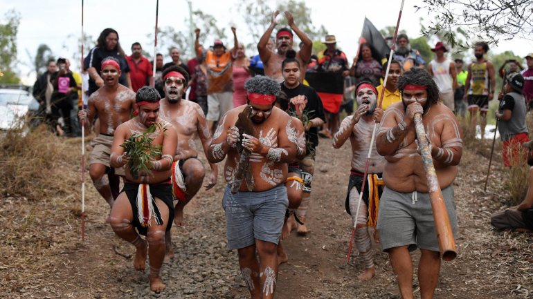 Grupo de aborígenes australianos em manifestação