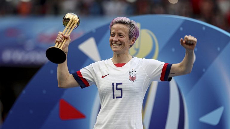 Capitã da seleção de futebol feminino norte-americano levanta a taça do último campeonato do mundo