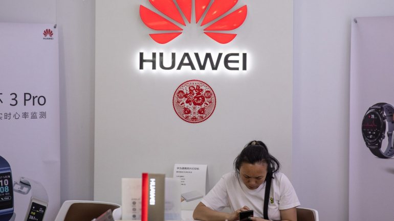 A Huawei era até maio a segunda maior fabricante de telemóveis do mundo. Os danos provocados pelo embargo e voto de não-confiança EUA são de milhares de milhões de euros