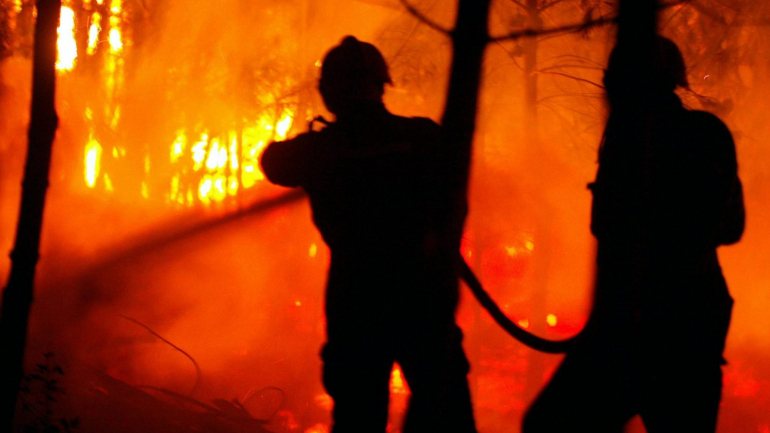 Segundo o Instituto Português do Mar e da Atmosfera, 22 concelhos destes distritos apresentam um risco máximo de incêndio