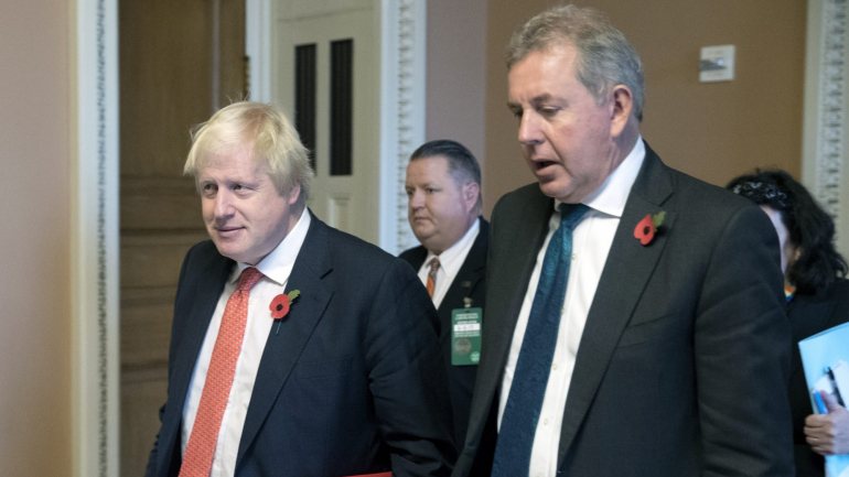 Boris Johnson com o embaixador Sir Kim Darroch, depois de uma reunião em Washington, em novembro de 2017