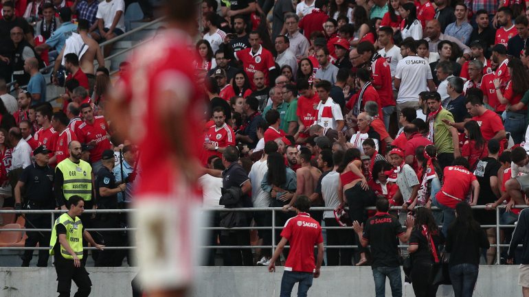 Tumultos em Coimbra ocorreram à passagem da meia hora de jogo e levaram à paragem no particular entre Académica e Benfica