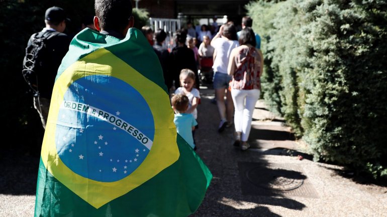 Apoiantes do Presidente do Brasil protestaram contra a presença do jornalista Glenn Greenwald na Festa Internacional de Literatura de Paraty