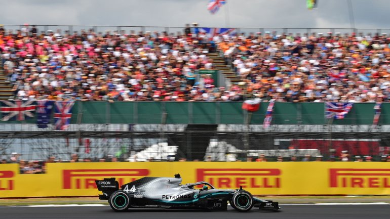 Lewis Hamilton não conseguiu chegar à pole position mas ultrapassou companheiro de equipa Valtteri Bottas para a sexta vitória em Silverstone