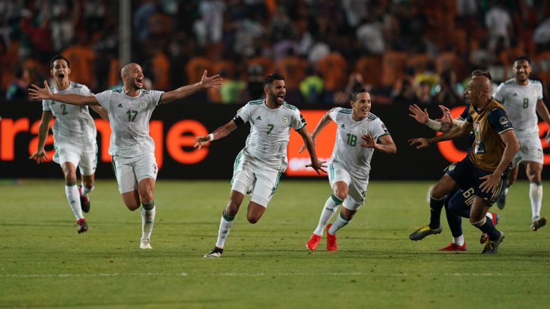 Mahrez marcou de livre direto no último minuto de descontos e lançou a festa da Argélia ainda no tempo regulamentar