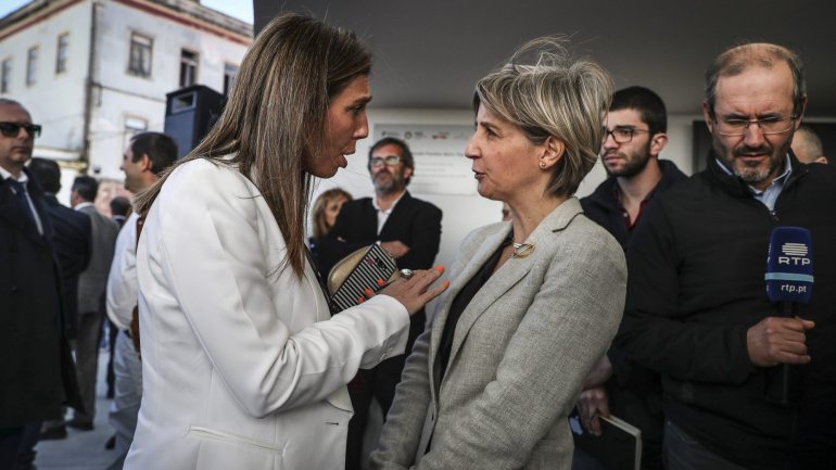 A bastonária da Ordem dos Enfermeiros, Ana Rita Cavaco, com a ministra da Saúde, Marta Temido