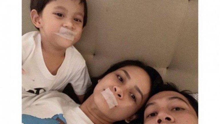 O assunto ganhou foros mediáticos depois de a cantora Andien ter publicado uma foto da família com a boca coberta pela fita no Instagram