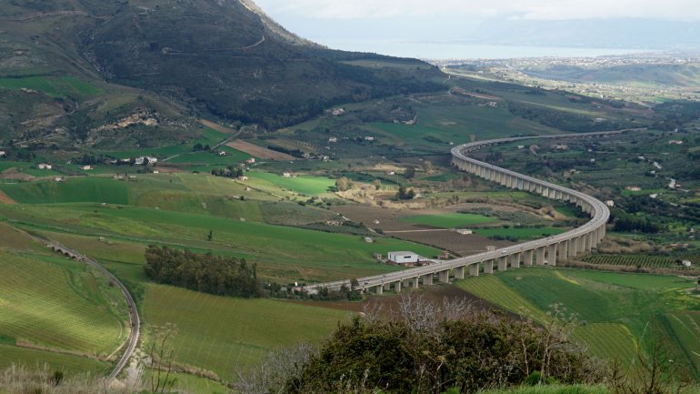 O acidente teve lugar numa autoestrada da província de Alcamo