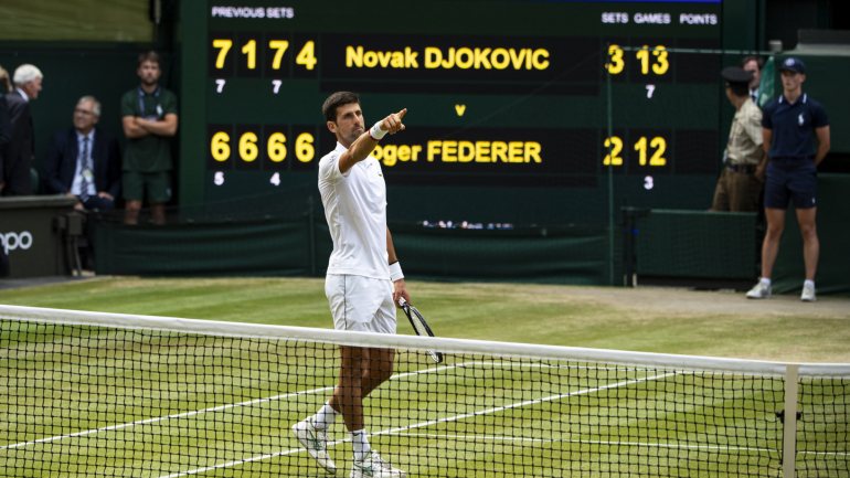 Novak Djokovic revalidou o título em Wimbledon, o quinto da carreira, depois de salvar dois matchs points frente a Roger Federer