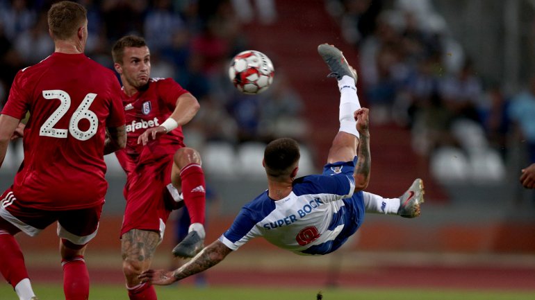 Otávio apontou com nota artística o único golo do particular entre FC Porto e Fulham em Albufeira