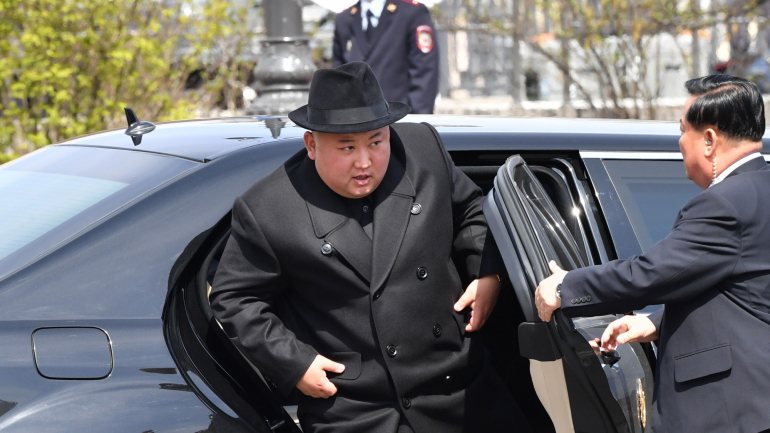 Kim Jong-un junto a um dos carros de luxo