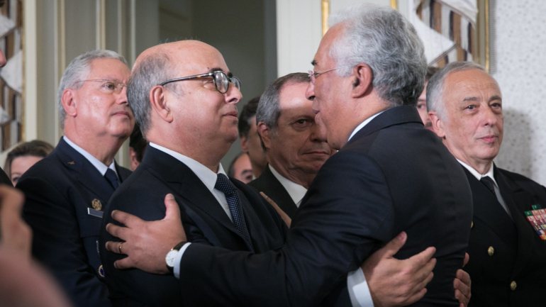 Azeredo Lopes, ex-ministro da Defesa Nacional, com o primeiro-ministro António Costa na tomada de posse do seu sucessor.