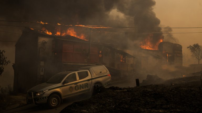 No total, mais de 1000 bombeiros estão a combater o incêndio ativo há mais de 48 horas