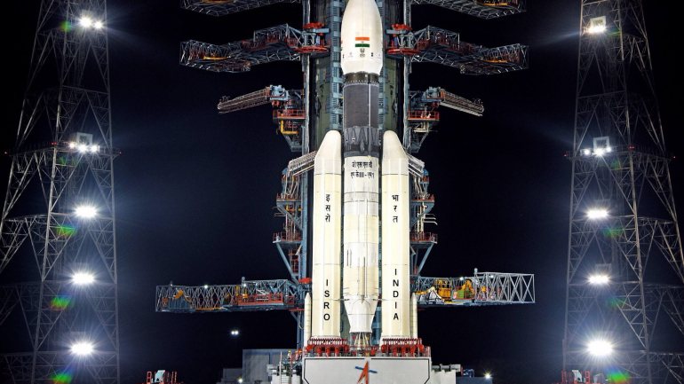 A Chandrayaan-2 — que significa “veículo lunar” — pesa 3,8 toneladas e iria levar dois meses a chegar à Lua