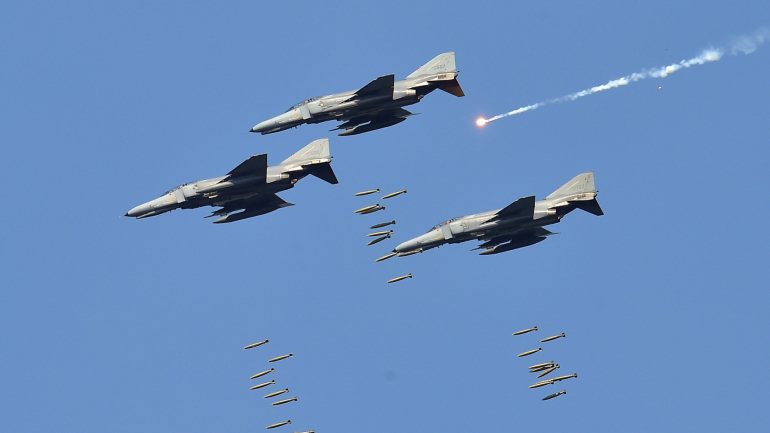 Os jatos de combate sul-coreanos F-15F E KF-16 terão disparado nas duas vezes em que os russos surgiram no espaço aéreo