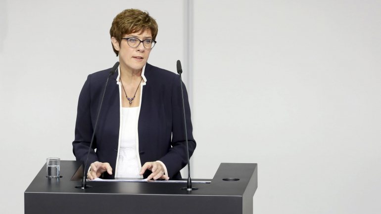 A nova ministra da Defesa da Alemanha assumiu esta quarta-feira o compromisso de aumentar os gastos militares do país