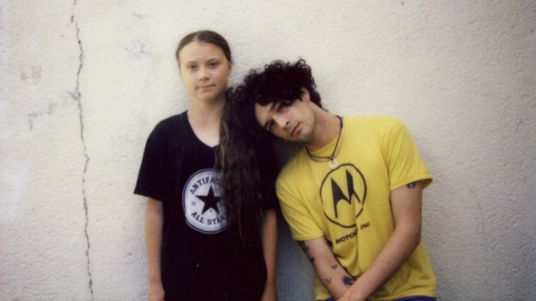 Greta Thunberg e o vocalista da banda inglesa, Matt Healy