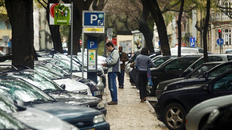 O projeto visa melhorar a questão do estacionamento na capital, criando novas zonas, tarifas e dísticos