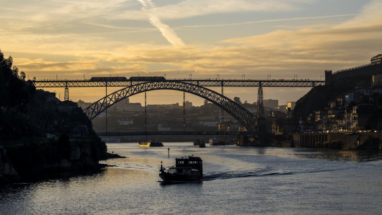A Infraestruturas de Portugal (IP) lançou esta sexta-feira o concurso público para as obras de reparação do tabuleiro inferior da ponte Luiz I, sobre o rio Douro
