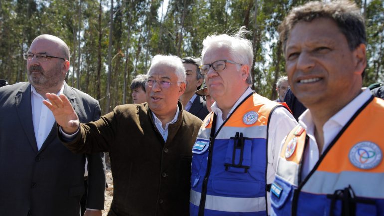 José Neves, secretário de Estado da Proteção Civil (primeiro à direita), desmente que o governo tenha coordenado compra dos kits inflamáveis distribuídos pela Proteção Cívil