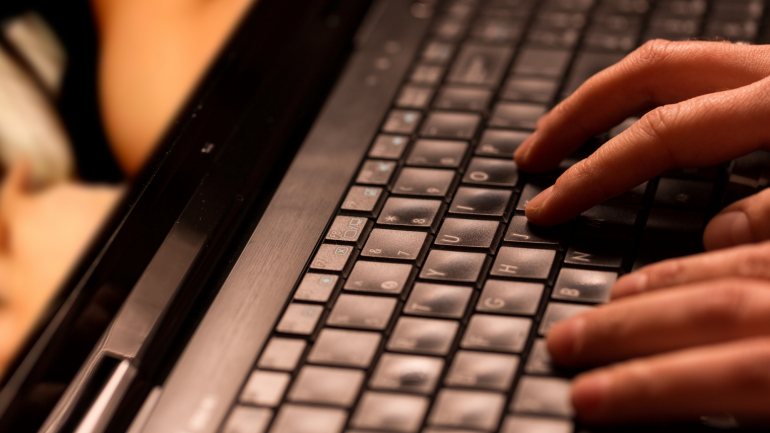 Duas investigações desvendam que os sites porno não cumprem as regras e políticas de privacidade
