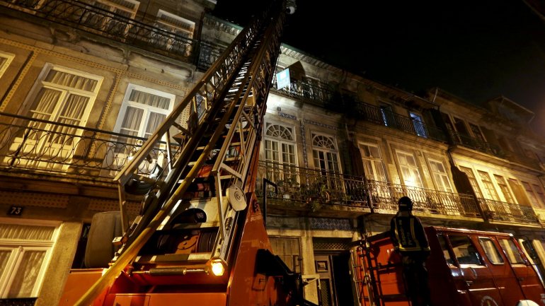 Deflagra fogo em prédio devoluto na zona da Campanhã, Bombeiros Sapadores do Porto estão a resolver a situação