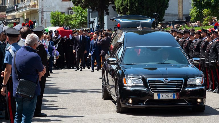 Centenas de pessoas e 'carabinieri' marcaram presença no funeral do polícia assassinado em Roma