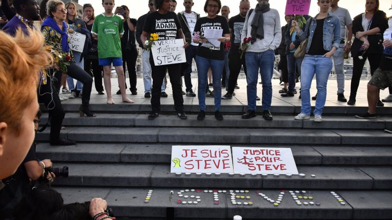 A união de sindicatos &quot;Solidaires&quot; apelou à participação nas manifestações em memória de Steve Maia Caniço: &quot;Ao sair para se divertir, Steve encontrou a morte&quot;