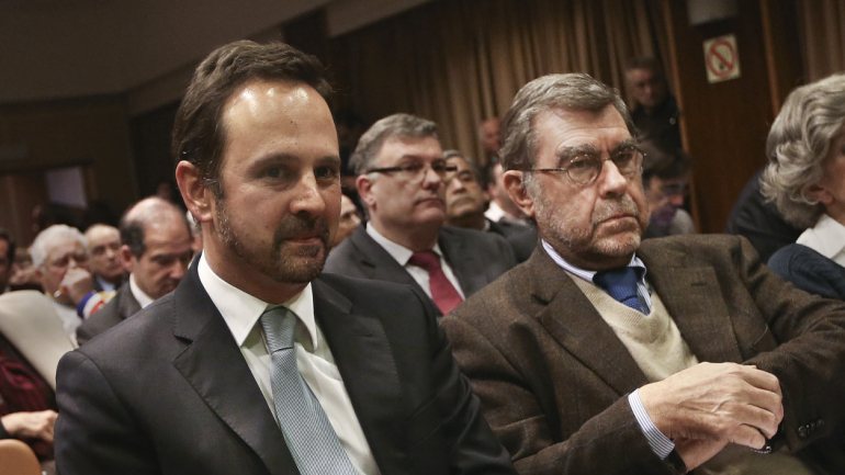 O vereador Manuel Salgado (à direita) diz ter tomada a decisão em conjunto com Fernando Medina (à esquerda), presidente da Câmara de Lisboa