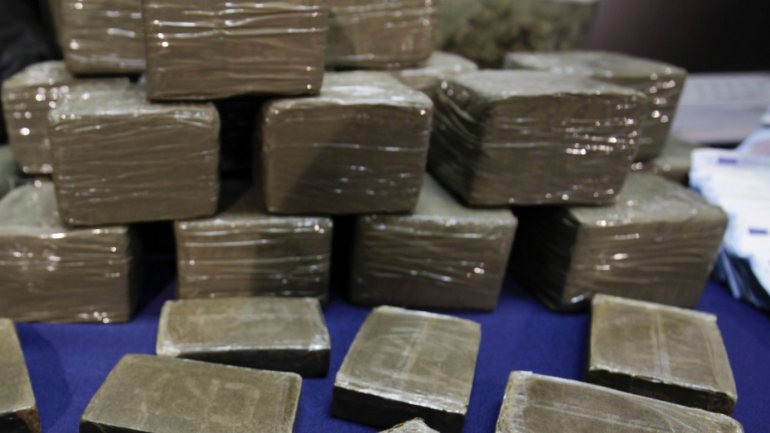 Foram apreendidas &quot;centenas de doses individuais de cocaína solidificada em cristais ‘crack' e uma pequena quantidade de haxixe&quot;