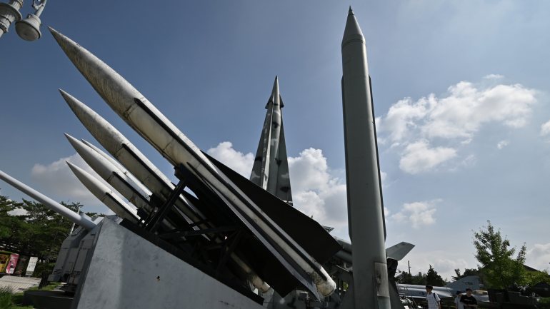 O Conselho de Segurança da Organização das Nações Unidas proíbe a Coreia do Norte, que possui armas nucleares, de disparar armas balísticas