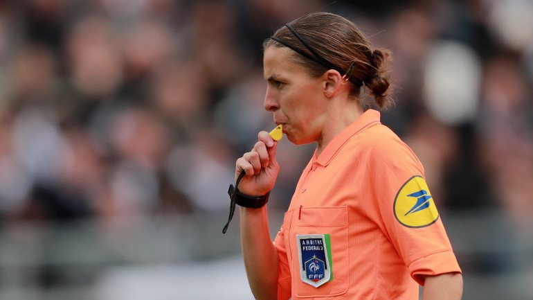 Stéphanie Frappart não é a primeira árbitra a dirigir jogos de uma competição masculina da UEFA