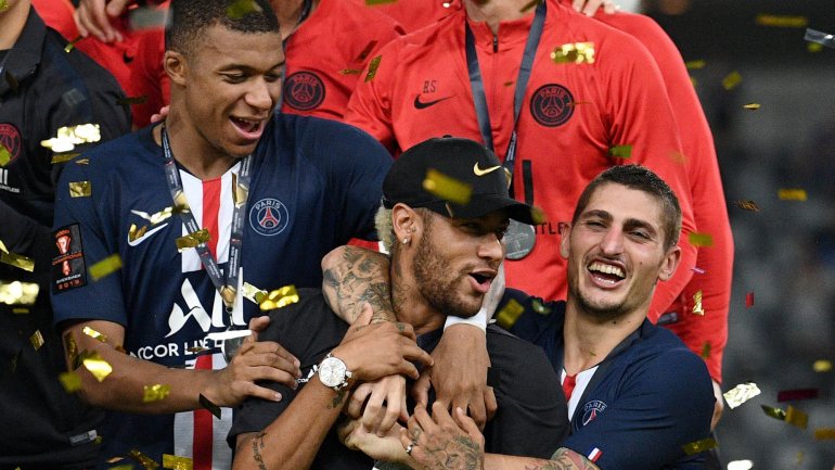 Neymar no meio de Verratti e Mbappé na festa da Supertaça: uma imagem com tudo a rir que nem sempre foi assim durante a final