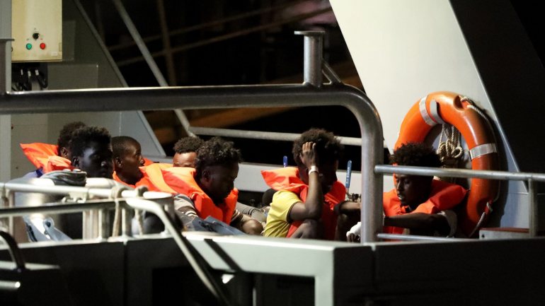 Portugal manifestou no sábado disponibilidade para acolher cinco das 40 pessoas que se encontram a bordo do navio