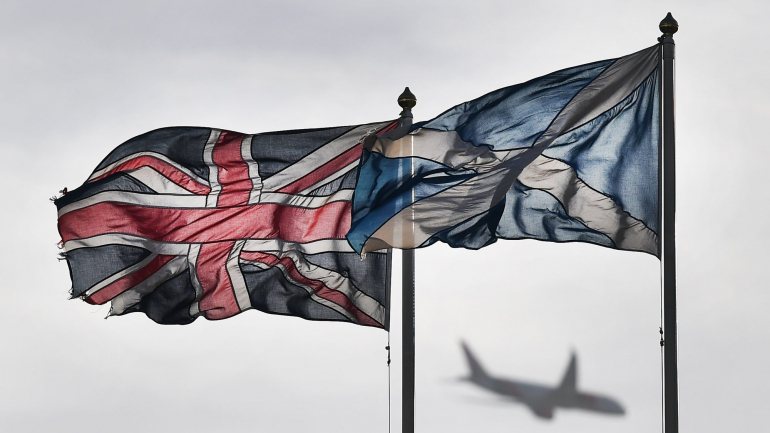 A chefe do governo autónomo escocês, Nicola Sturgeon, referiu que o &quot;apoio à independência é reforçado dia após dia&quot;