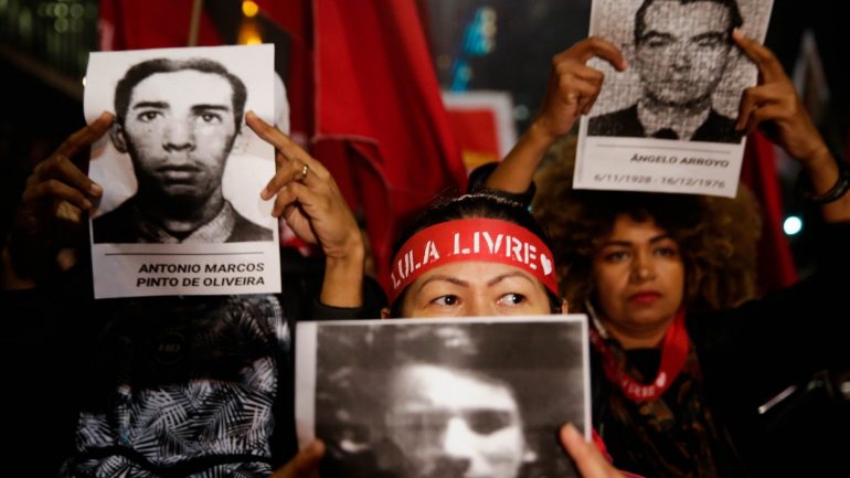 Os manifestantes mostraram fotografias de algumas pessoas desaparecidas durante a ditadura