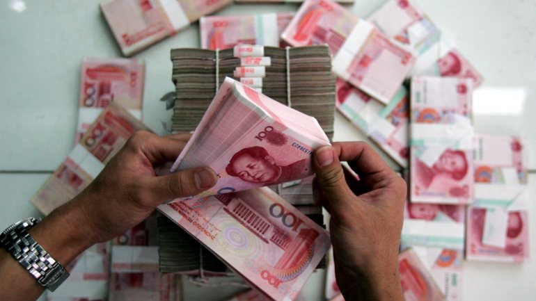A moeda chinesa, yuan, registou o valor mais baixo em relação ao dólar americano desde 2008