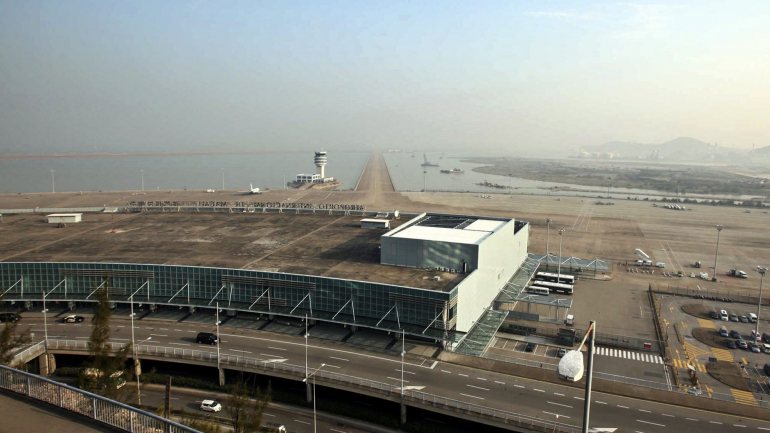 Atualmente existem 29 companhias aéreas a operar no aeroporto, ligando Macau a 58 cidades