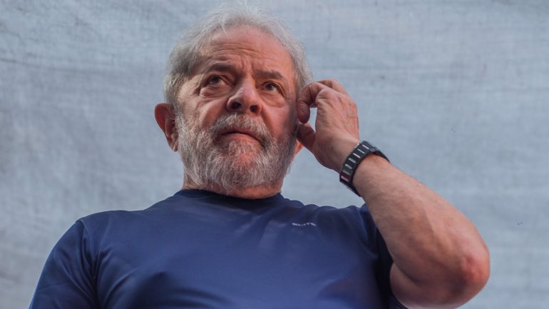 Segundo informações da imprensa local, a defesa do ex-Presidente discordou do pedido de transferência e defendeu que Lula da Silva deveria ser colocado numa unidade militar