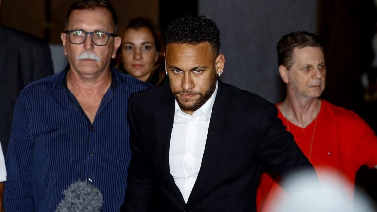 A modelo brasileira Najila Trindade acusou Neymar de a violar no dia 15 de maio, em Paris