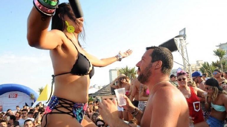 Matteo Salvini esteve numa festa de praia num resort da costa italiana