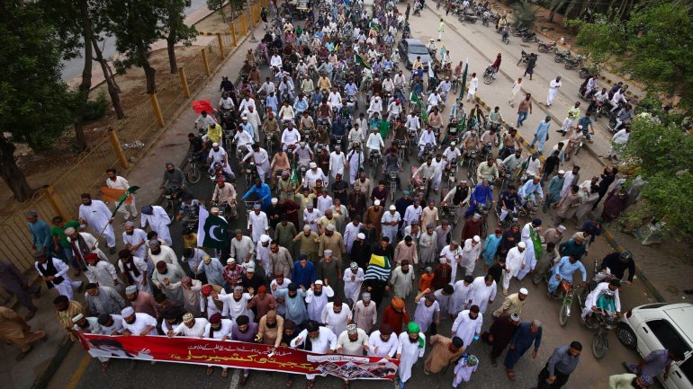 O maior protesto realizou-se na capital, Islamabad, onde cerca de 8 mil apoiantes da maior formação islamita do Paquistão, o Jamaat-e-Islami, marcharam até perto da embaixada da Índia enquadrados por um dispositivo de segurança de cerca de 2 mil polícias e militares
