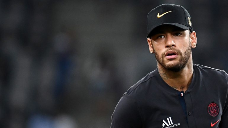 Neymar falhou Supertaça e ficou também fora da convocatória para a estreia do PSG na Ligue 1 frente ao Nimes este domingo