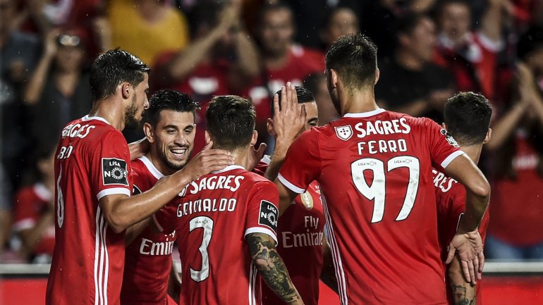 O Benfica foi para o intervalo a ganhar por 2-0 e marcou mais três golos no segundo tempo